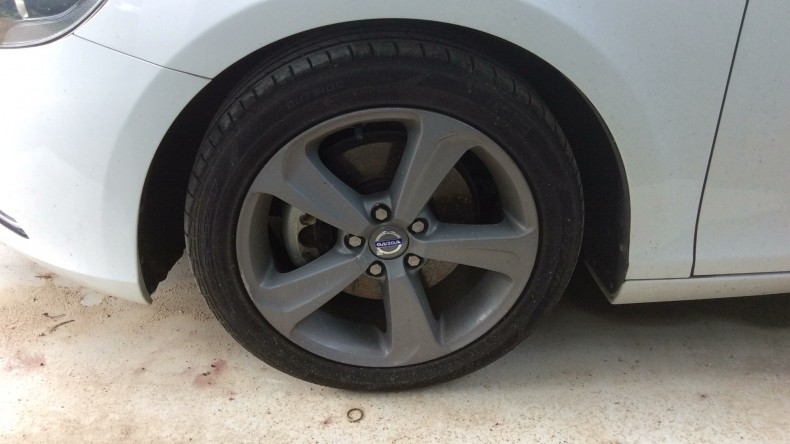 タイヤホイール前