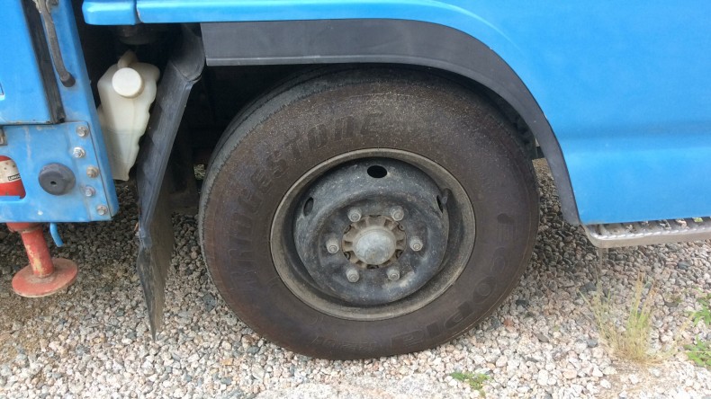 タイヤホイール前