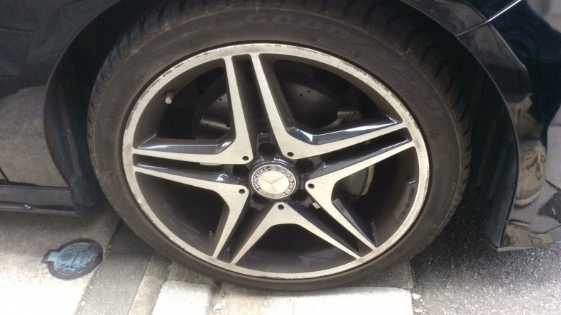 タイヤホイール前