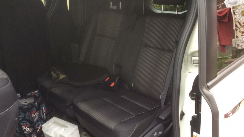 内装後方シート