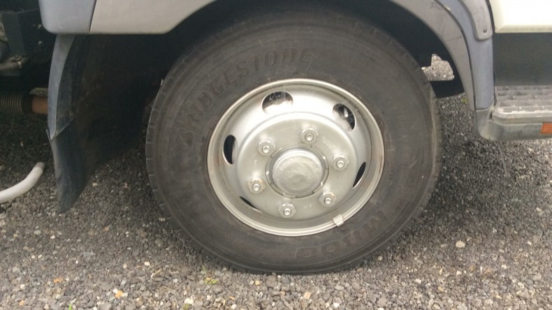 タイヤホイール前