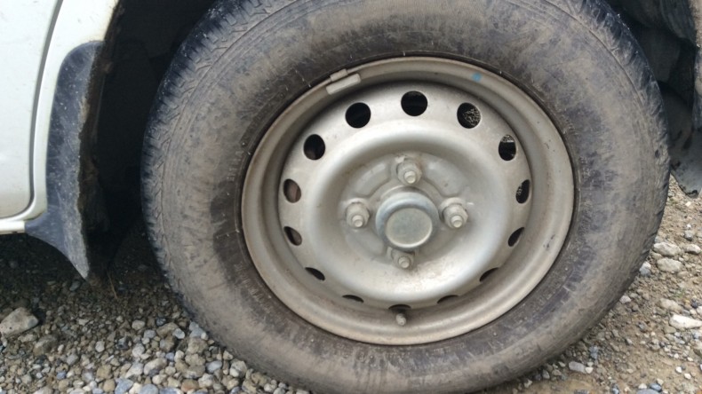 タイヤホイール前