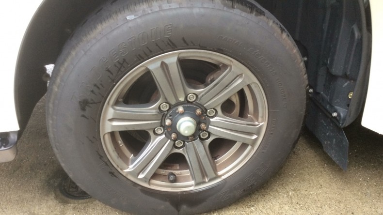 タイヤホイール前