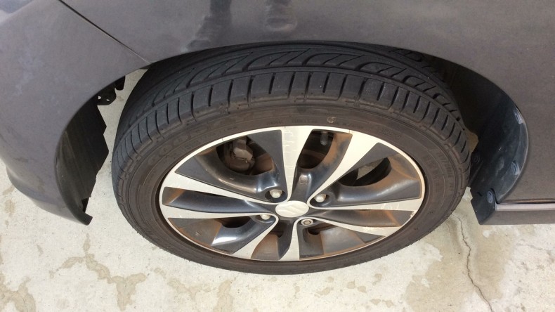 タイヤホイール前