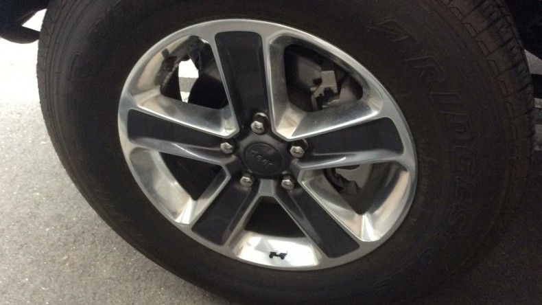 タイヤホイール前