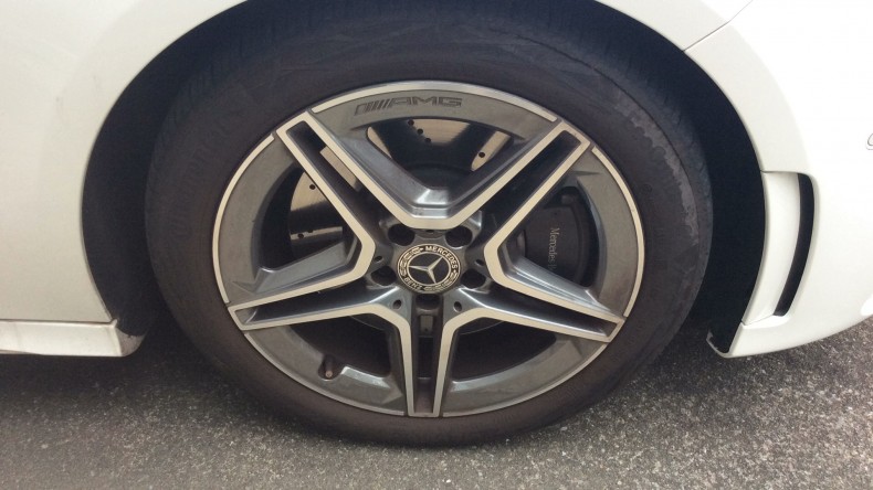 タイヤホイール前