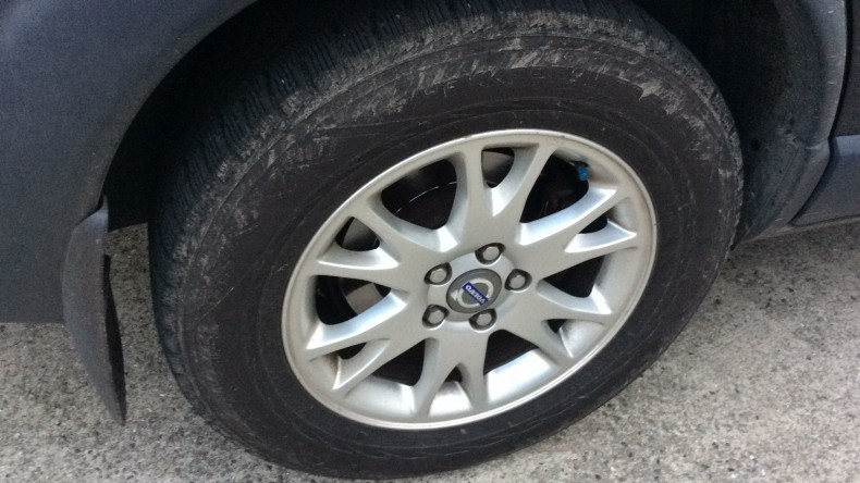 タイヤホイール前