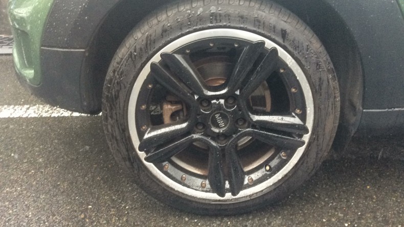 タイヤホイール前