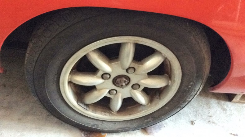 タイヤホイール前