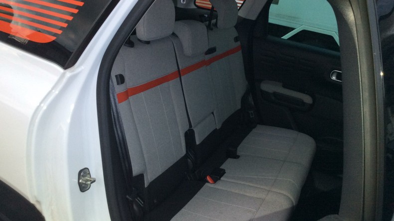 内装後方シート