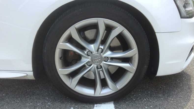 タイヤホイール前