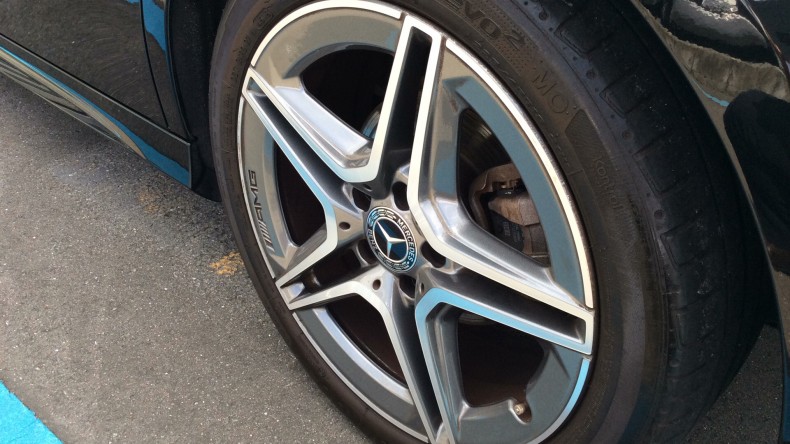 タイヤホイール前