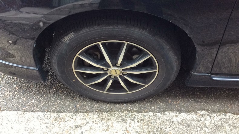 タイヤホイール前