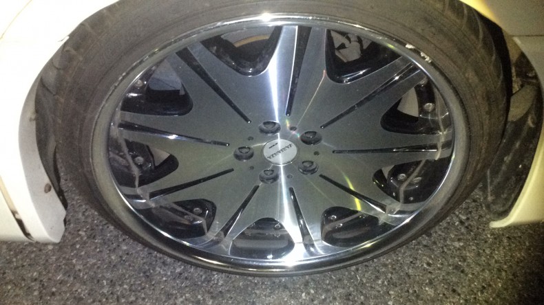 タイヤホイール前