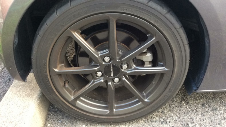 タイヤホイール前