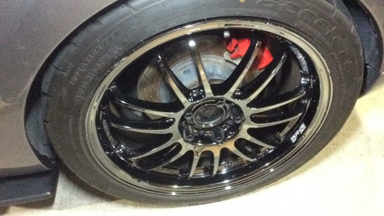 タイヤホイール前