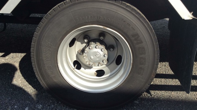 タイヤホイール前