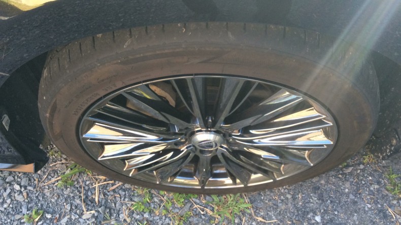 タイヤホイール前