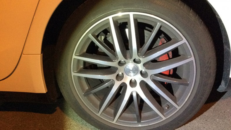 タイヤホイール前