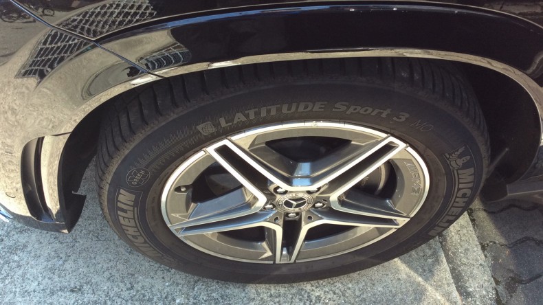 タイヤホイール前