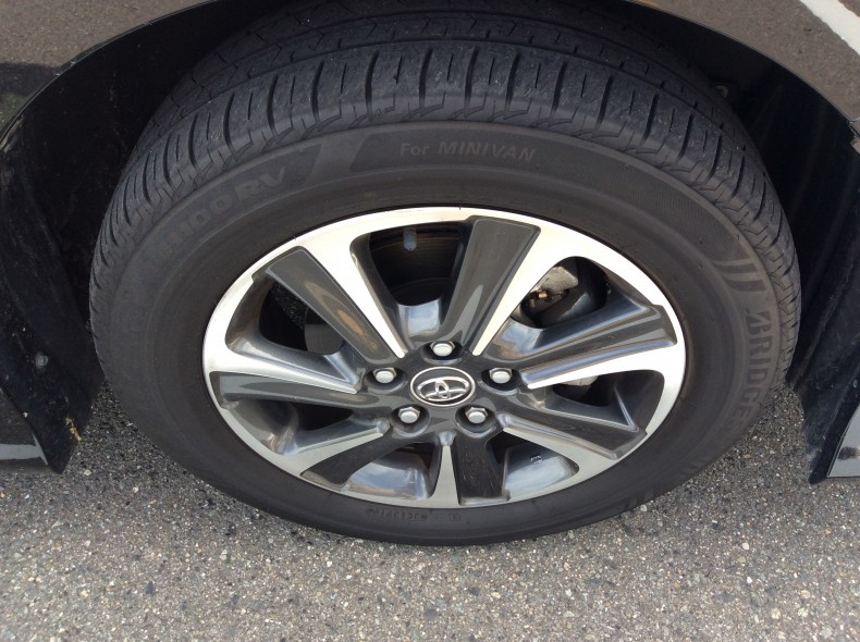 タイヤホイール前