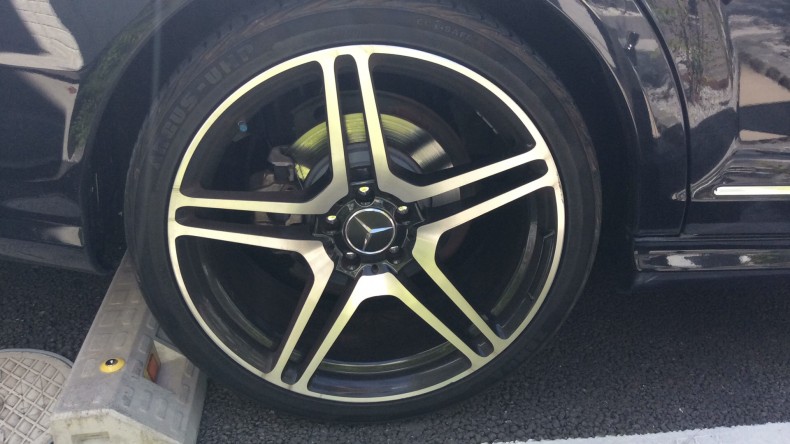 タイヤホイール前