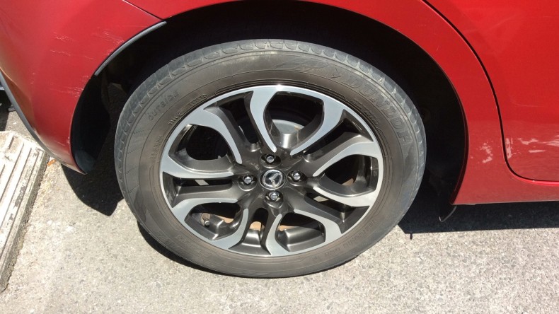 タイヤホイール前