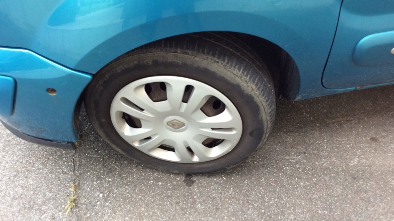 タイヤホイール前