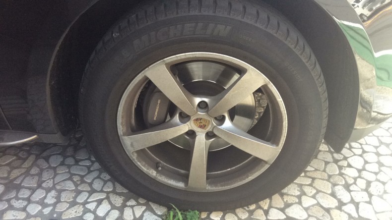 タイヤホイール前