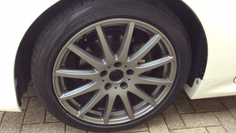 タイヤホイール前