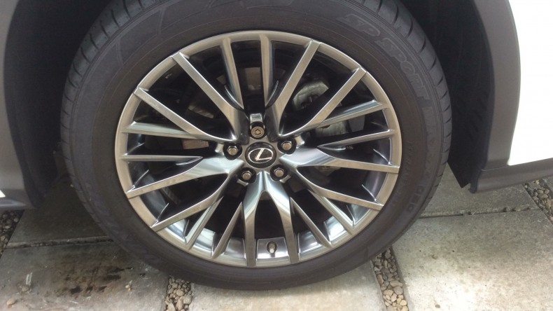 タイヤホイール前