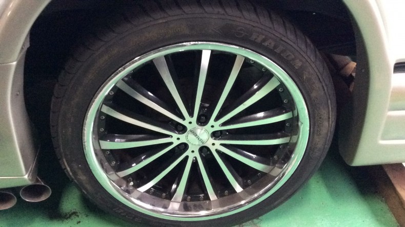 タイヤホイール前