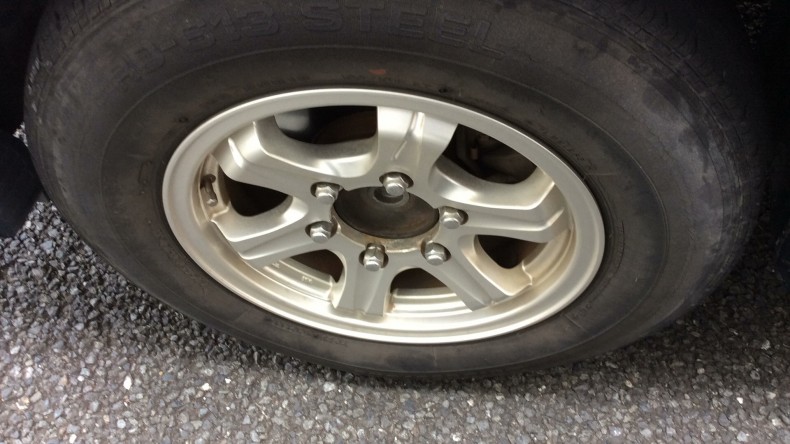 タイヤホイール前