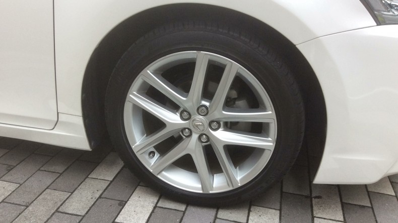 タイヤホイール前