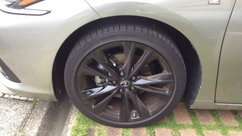 タイヤホイール前