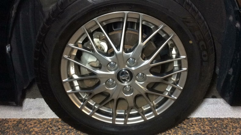 タイヤホイール前