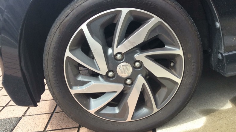 タイヤホイール前