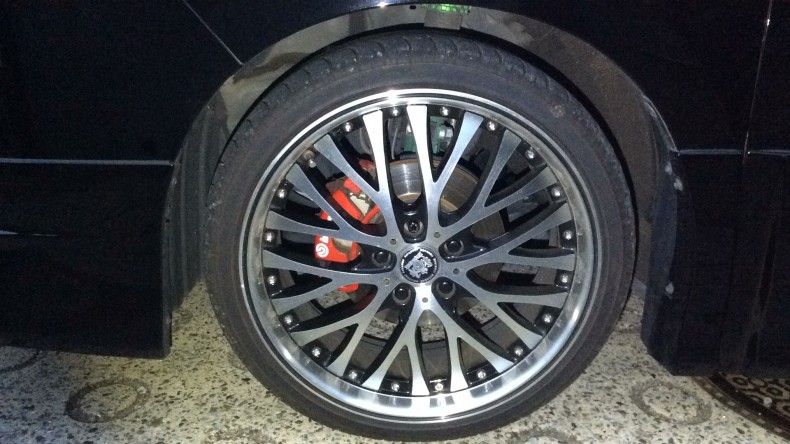 タイヤホイール前