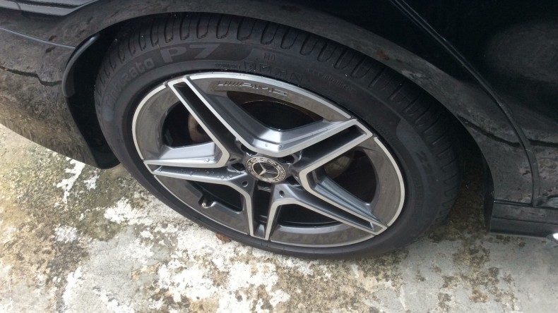 タイヤホイール前