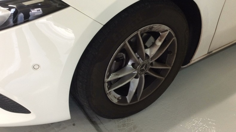 タイヤホイール前