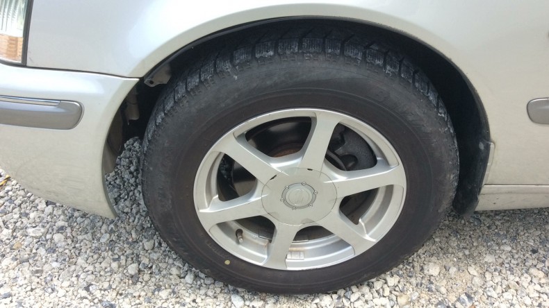 タイヤホイール前