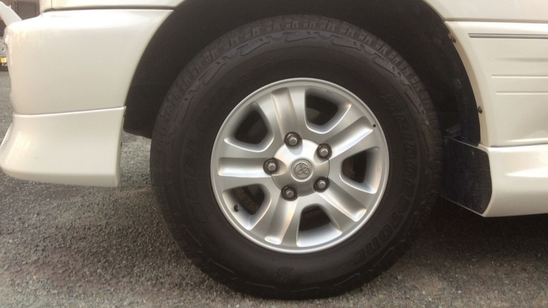 タイヤホイール前