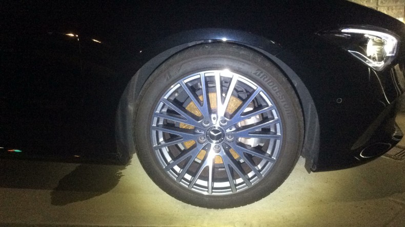 タイヤホイール前