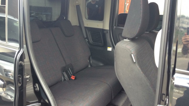 内装後方シート