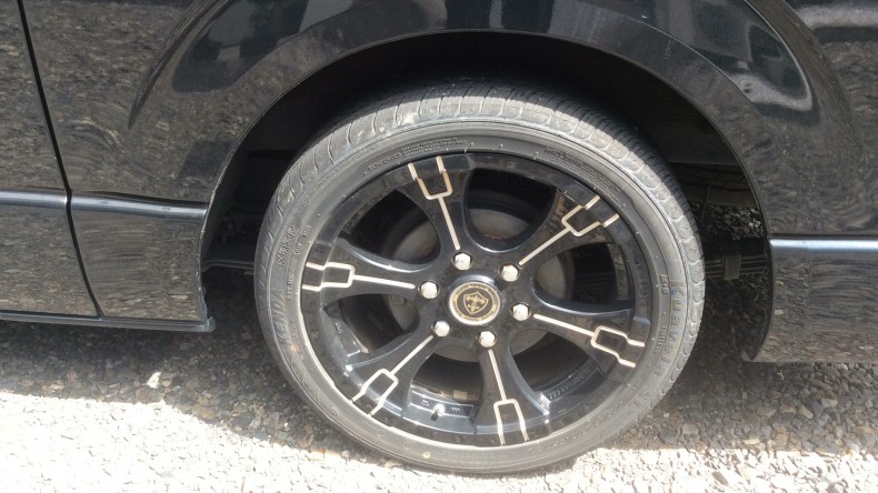 タイヤホイール前