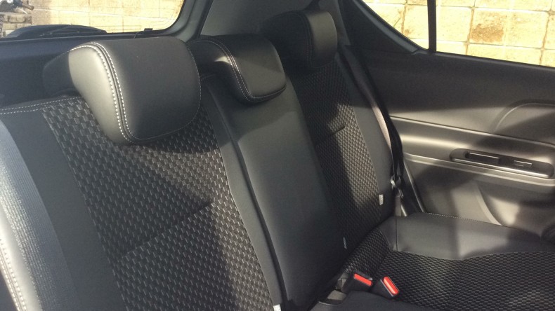 内装後方シート