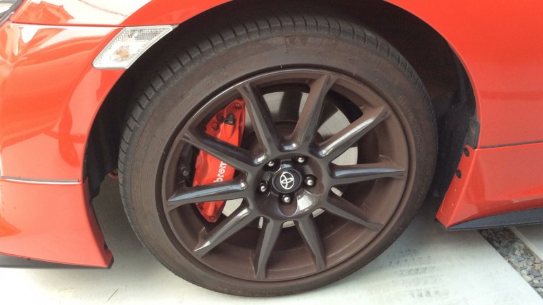 タイヤホイール前