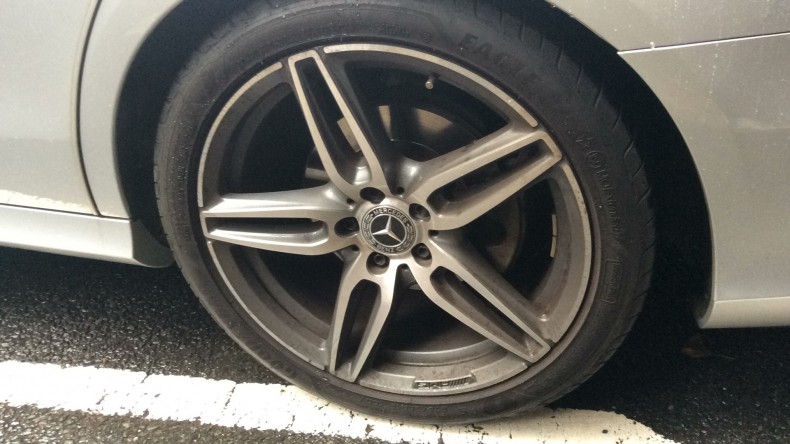 タイヤホイール前