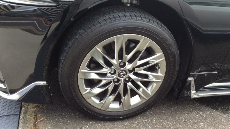 タイヤホイール前