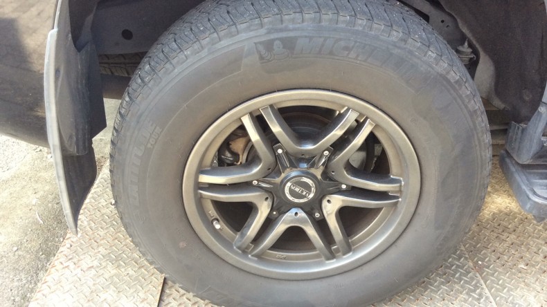 タイヤホイール前